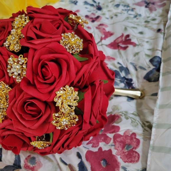 Quinceañera bundle dress size 6 , bouquet red roses and rhinestones, and bear - Picture 7 of 8